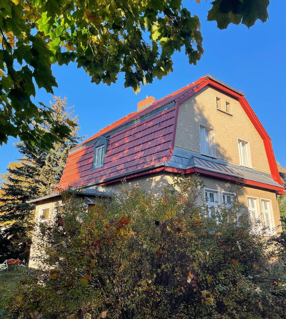 Dieses Haus in einem Berliner Außenbezirk hat sich Weiß bei der Zwangsversteigerung gekauft. - Copyright: maison.journelles