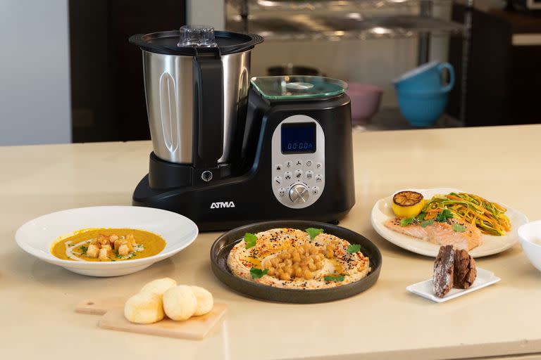 Los robots de cocina permiten concentrar varios electrodomésticos en un mismo dispositivo. A la pionera Thermomix se le sumaron alternativas más económicas, como la AtmaMix