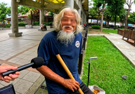 70歲馬姓街友住在艋舺公園多年。(何祥瑀拍攝)