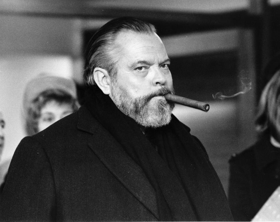 Ein geniales Multitalent wie ihn gibt es heute in Hollywood nicht mehr: Orson Welles schrieb mit am Drehbuch von "Citizen Kane" (1941), produzierte, führte Regie und spielte die Hauptrolle. Heute gilt der Film vielen als bester Film aller Zeiten und sein Regisseur als einer der größten Innovatoren der Kinogeschichte. (Bild: Central Press/Getty Images)