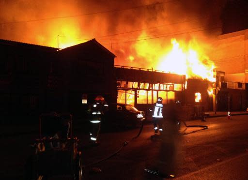 Bomberos combaten las llamas en un restaurante de Iquique tras el sismo que sacudió la costa norte de Chile el 1 de abril de 2014 (AFP | Aldo Solimano)