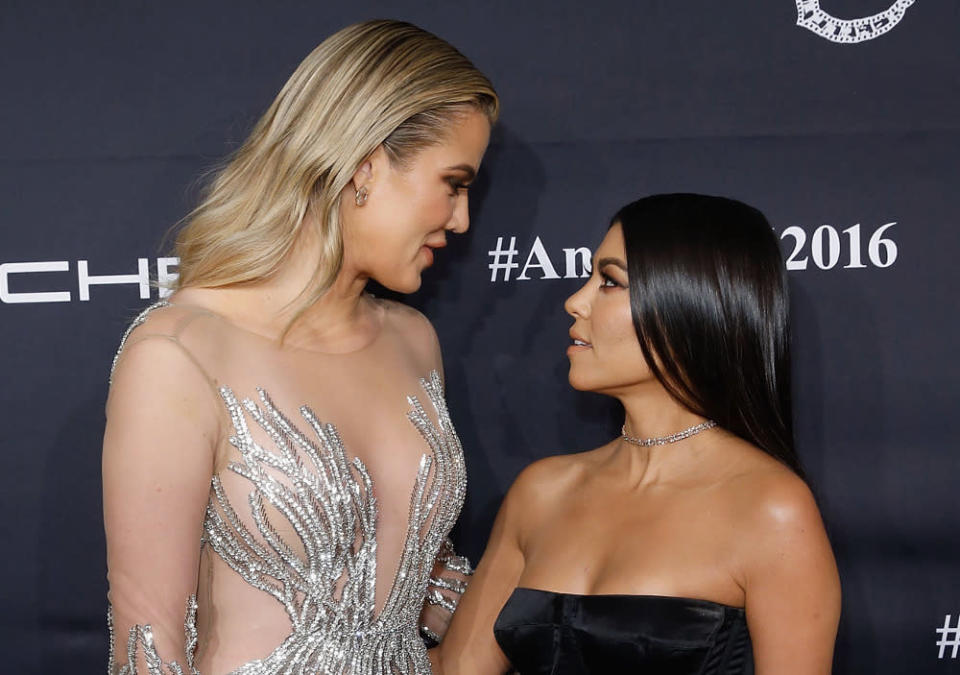 Du oder ich? Diese Frage stellten sich Khloe und Kourtney Kardashian auf dem Angel Ball in New York. Denn seit Rampenlicht-Queen Kim Kardashian sich weitestgehend aus der Öffentlichkeit zurückgezogen hat … (21. November 2016, Bild: Getty Images)