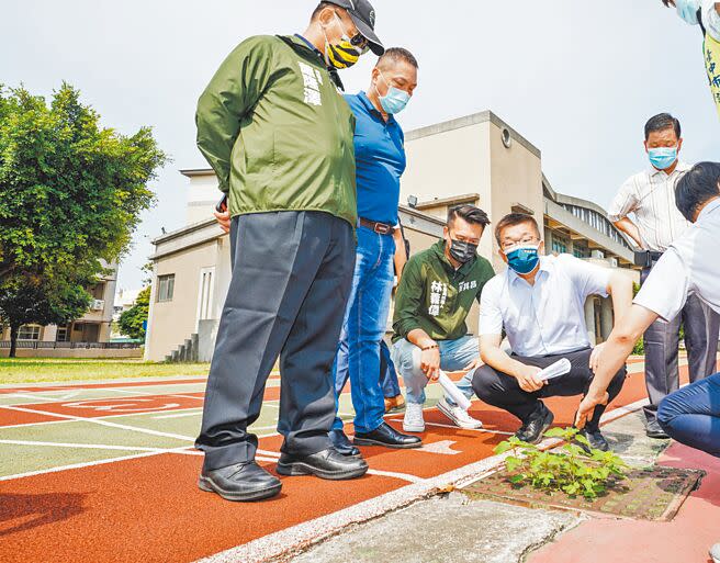 新竹市立棒球場爭議未停，身兼中華職棒聯盟會長的民進黨台中市長參選人蔡其昌表示，有缺失就改進。圖為蔡其昌1日前往豐洲國小會勘，爭取操場跑道改善經費。（陳淑娥攝）