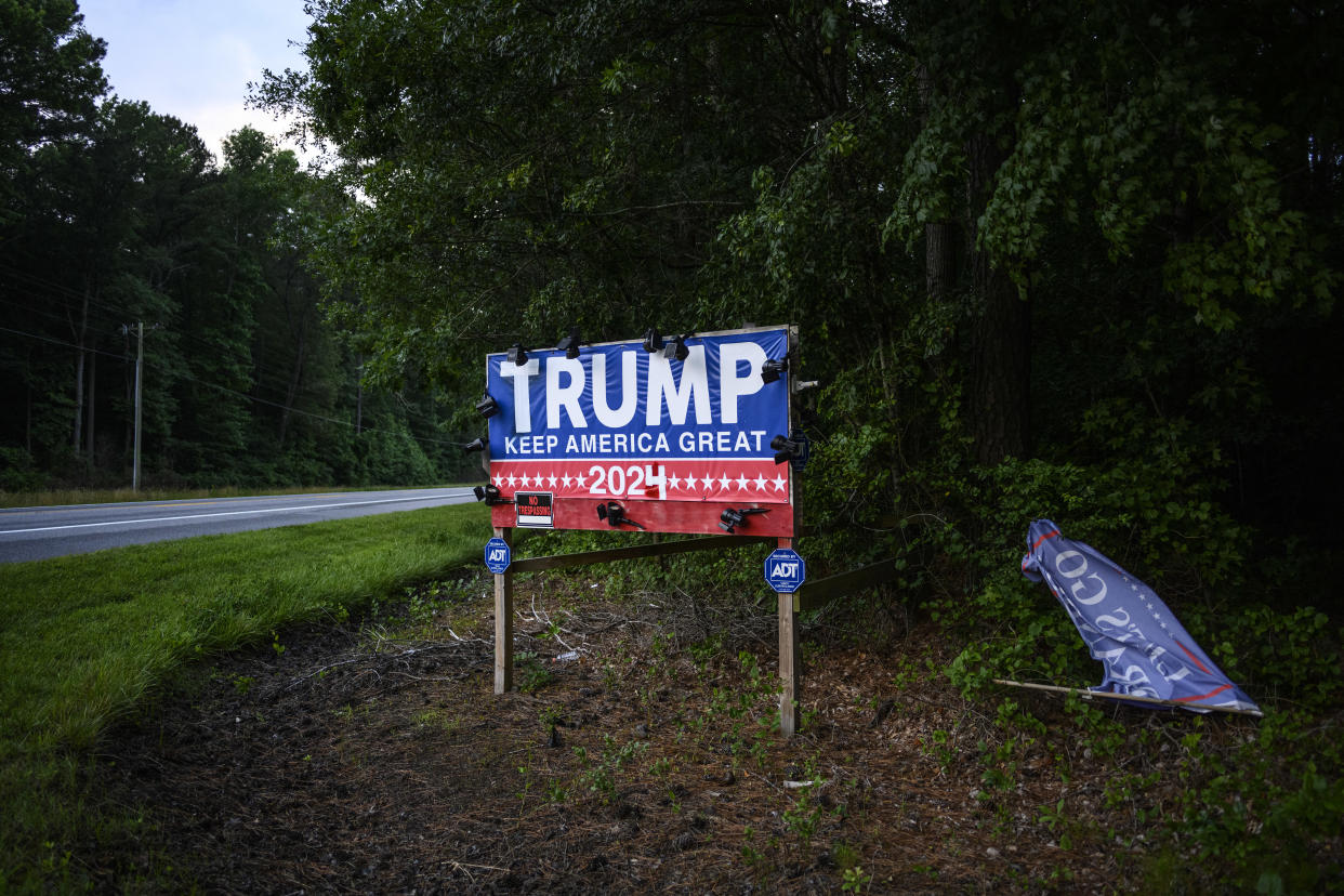 Un cartel de campaña de “Trump 2024” modificado a mano, en Whaleyville, Maryland, el 22 de junio de 2022. (Matt Roth/The New York Times)