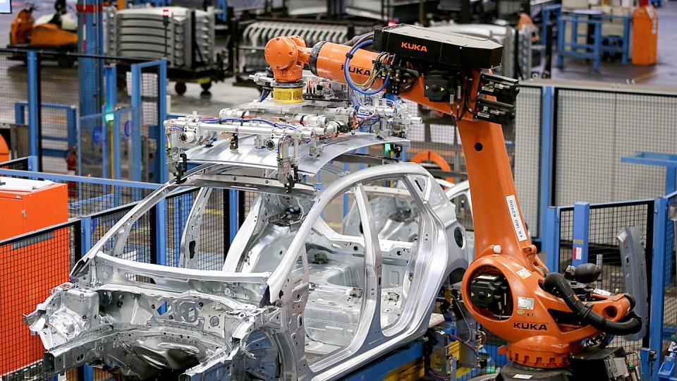 Roboter des Roboterbauers Kuka bauen im Ford-Werk in Köln eine Karosserie zusammen. (