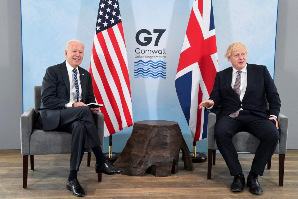 US Präsident Joe Biden mit dem britischen Premierminister Boris Johnson während ihres Treffens vor dem G7-Gipfel in Cornwall in Großbritannien.