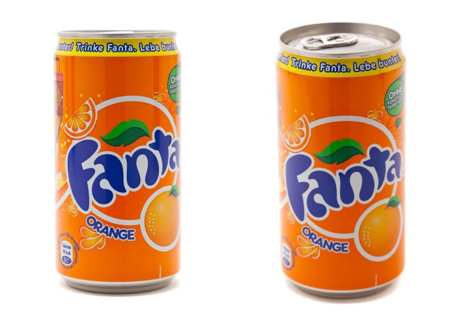 <p>Wer seinem Nachwuchs lieber Fanta als Cola zum Trinken gibt, sollte sich von den Orangen auf der Dose nicht täuschen lassen. Zwar ist die gelbe Limonade weniger zuckerhaltig als Cola, doch mit sechs Würfelzucker pro Glas immer noch eine echte Zuckerbombe. (Bild: iStock / shawn_hempel)</p> 