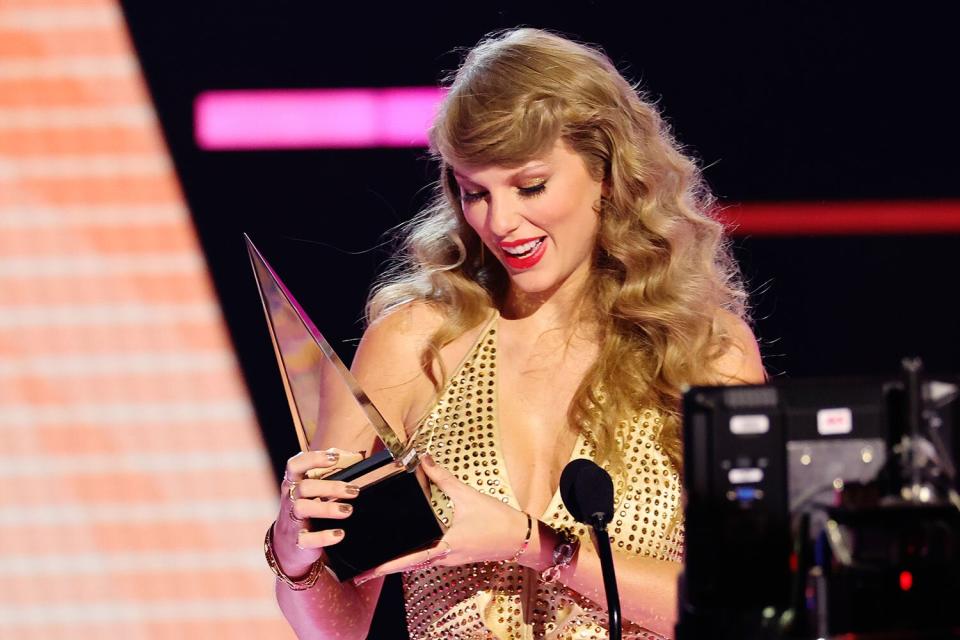 LOS ANGELES, CALIFORNIA - NOVEMBER 20: Taylor Swift accepts the Favorite Pop Album award for 'Red (Taylor’s Version)' onstage during the 2022 American Music Awards at Microsoft Theater on November 20, 2022 in Los Angeles, California. (Photo by Matt Winkelmeyer/Getty Images for dcp)