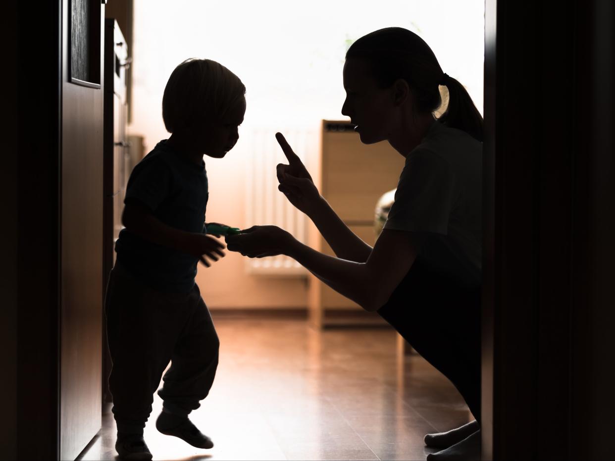 Madre regaña a su hijo (Shutterstock / KieferPix)