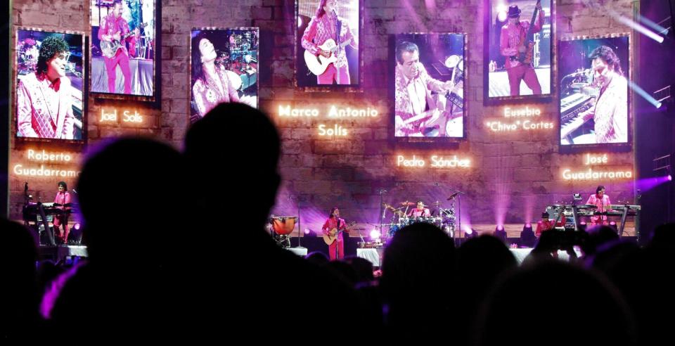 Las casi 50 mil almas presentes recibieron de pie a sus ídolos Los Bukis en L.A. Memorial Coliseum.