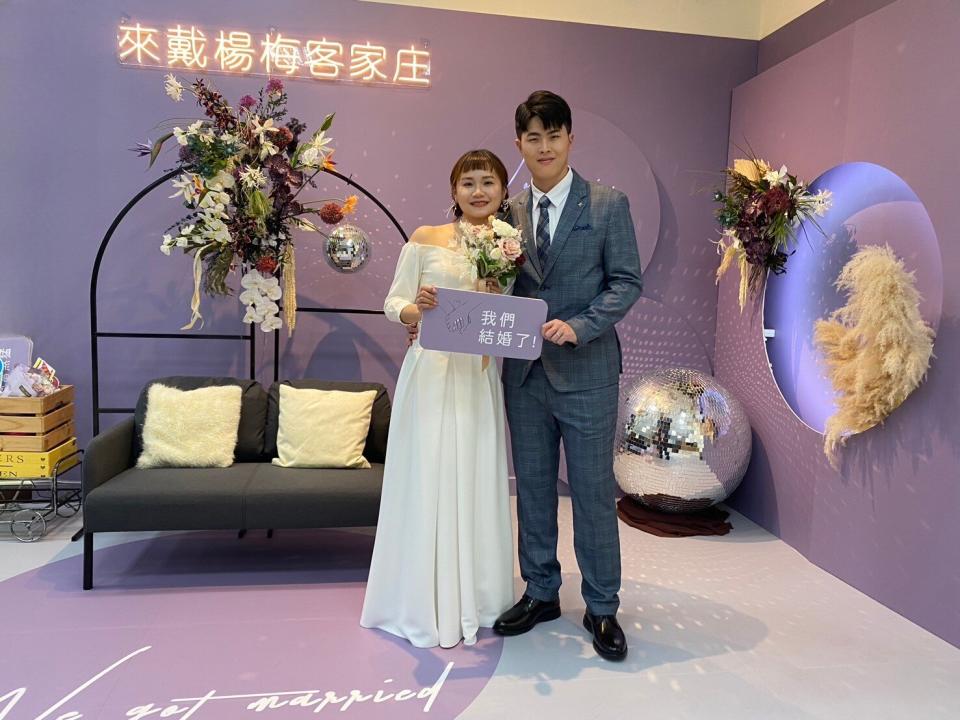 因應民眾需求，各戶所陸續更新結婚背板，都相當受到新人喜愛。圖：民政局提供