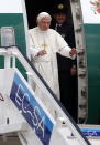 El papa Benedicto XVI llega este 27 de marzo de 2012, al aeropuerto José Martí de la ciudad de La Habana, procedente de Santiago de Cuba. El pontífice llegó este mediodía a la capital de la isla, el segundo escenario de su visita a Cuba, donde se reunirá con el presidente Raúl Castro y oficiará, el miércoles, una misa en la Plaza de la Revolución. EFE/ David Fernández