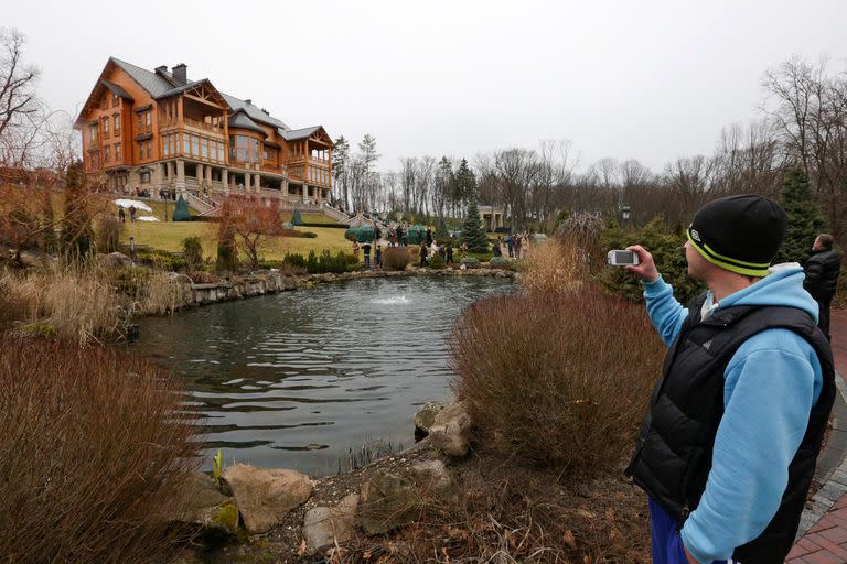 Cientos de personas visitaron, indignadas, la imponente residencia del ex presidente ucraniano, Víktor Yanukovich