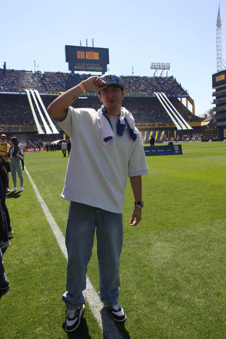 El cantante Rusherking, expareja de la China Suárez, se paseó por la cancha de Boca y posó entusiasmado con un look deportivo