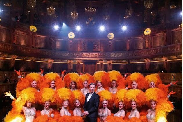 <p>Stéphane Bern, le maître de cérémonie, et les danseuses du Moulin-Rouge</p>