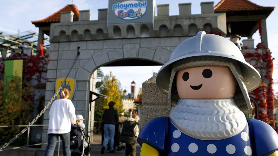 Der Eingang des Playmobil-FunParks in Zirndorf bei Nürnberg. Die Corona-Krise bringt manche Freizeitparks nach Angaben ihres Verbands in existenzielle Not.