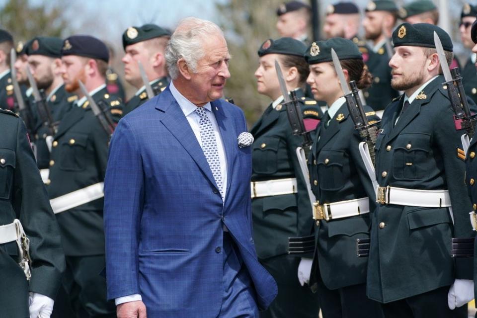 <p>The prince looked over some Canadian troops.</p>