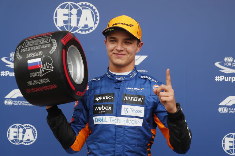 El piloto británico Lando Norris de Mclaren celebra la pole position después de la sesión de clasificación en el circuito de Sochi Autodrom, en Sochi, Rusia,