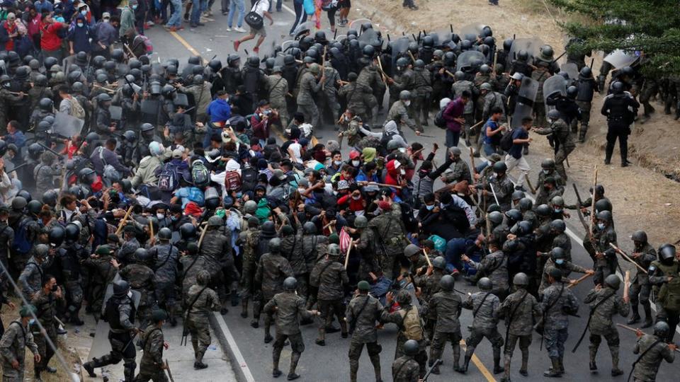 Enfrentamientos entre los migrantes y las fuerzas de seguridad de Guatemala.