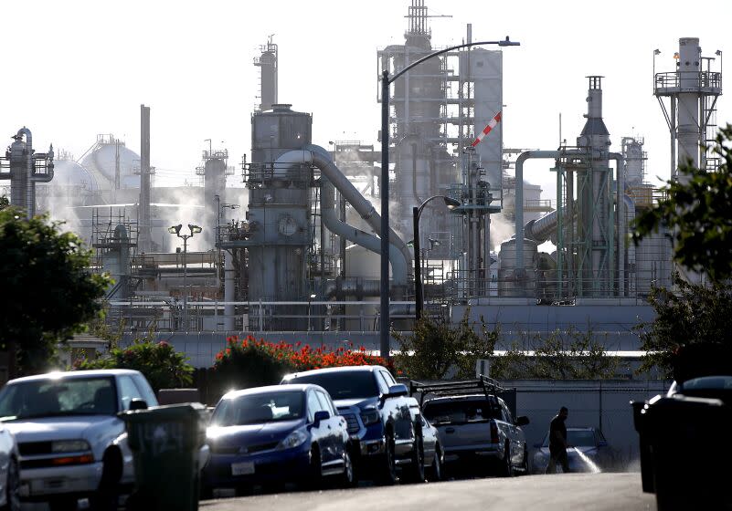 LOS ANGELES, CALIF. - OCT. 4, 2022. A residential street abuts the Conoco Phillips refinery in Wilmington. (Luis Sinco / Los Angeles Times)