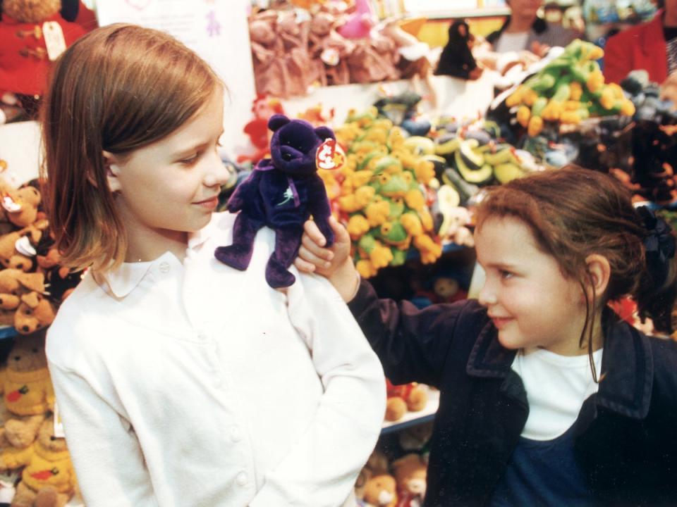 Two little girls pose with the Diana Beanie Baby in 1997 (Shutterstock)