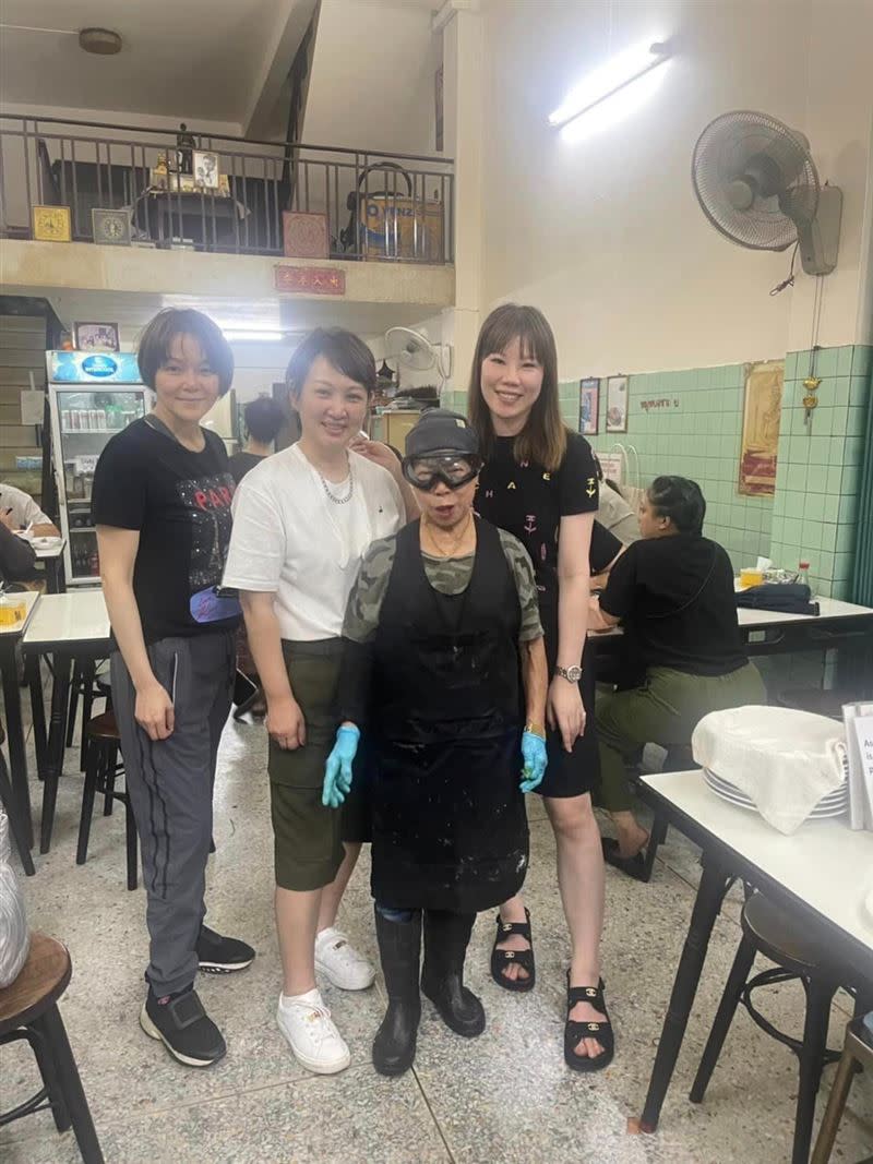 郁方貼出與泰國美食界傳奇人物痣姐的合影，老闆娘戴著招牌大護目鏡。（圖／翻攝自郁方臉書）