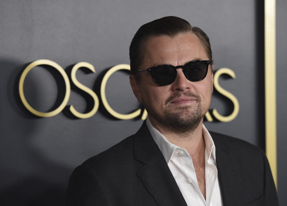 Leonardo DiCaprio llega al almuerzo de nominados a la 92ª entrega de los Premios de la Academia en el Hotel Loews el lunes 27 de enero de 2020 en Los Angeles. (Foto Jordan Strauss/Invision/AP)