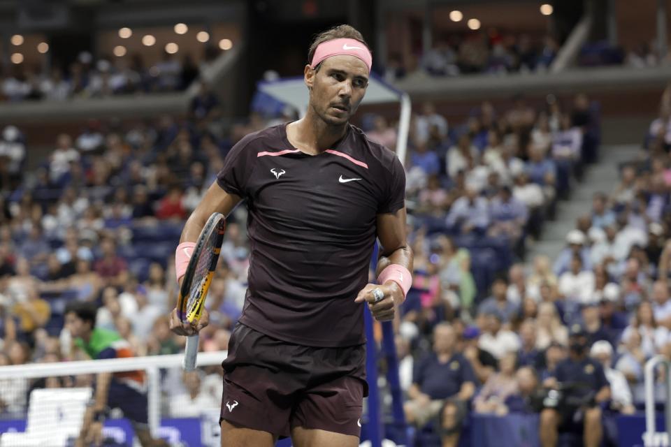 Rafael Nadal celebra tras ganar un punto contra Richard Gasquet durante la tercera ronda del US Open, el 3 de septiembre de 2022, en Nueva York. (AP Foto/Adam Hunger)