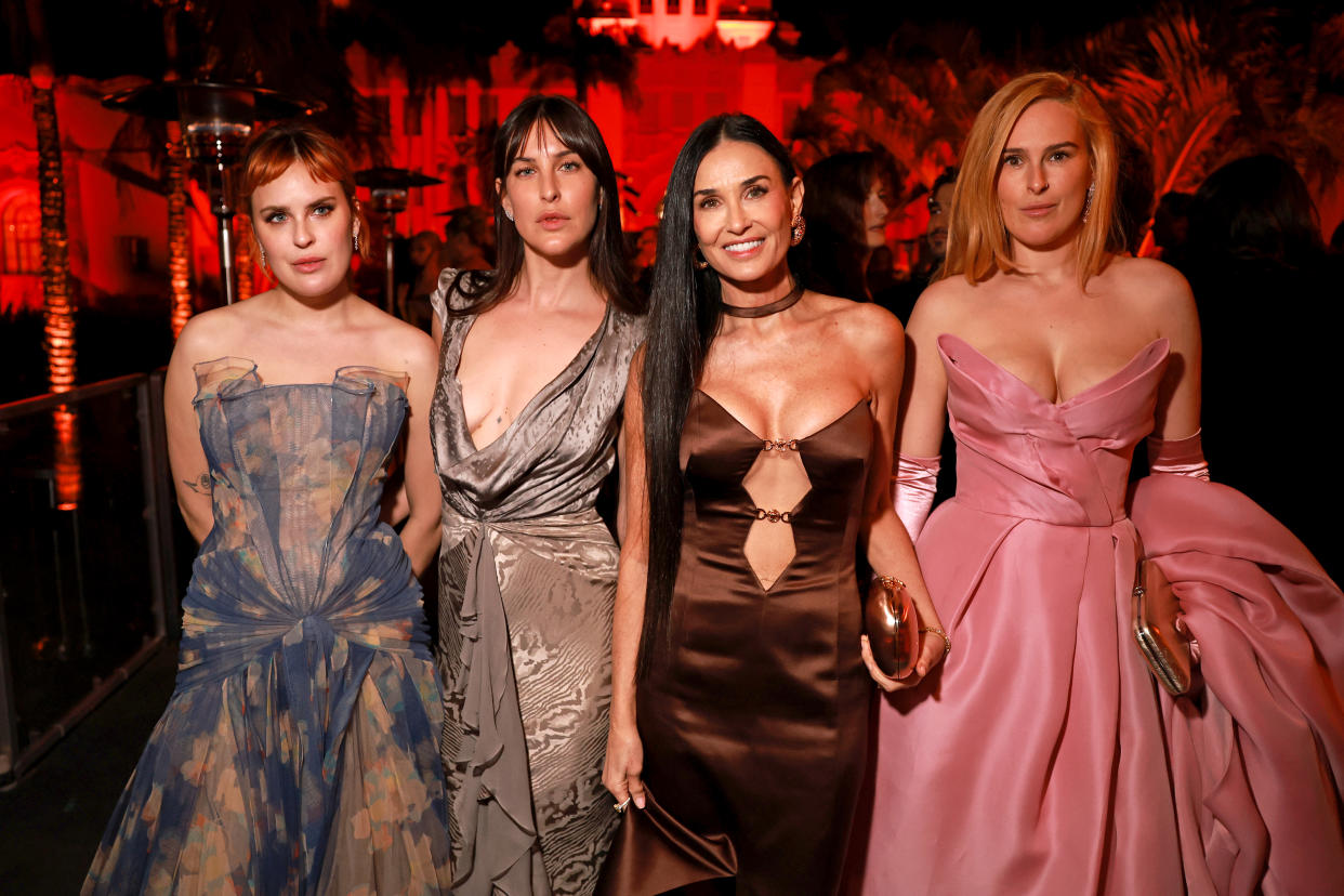 De izq. a der. Tallulah Willis, Scout LaRue Willis, Demi Moore, y Rumer Willis en la fiesta de Vanity Fair después de la ceremonia del Oscar. (Photo by Matt Winkelmeyer/VF24/WireImage for Vanity Fair)