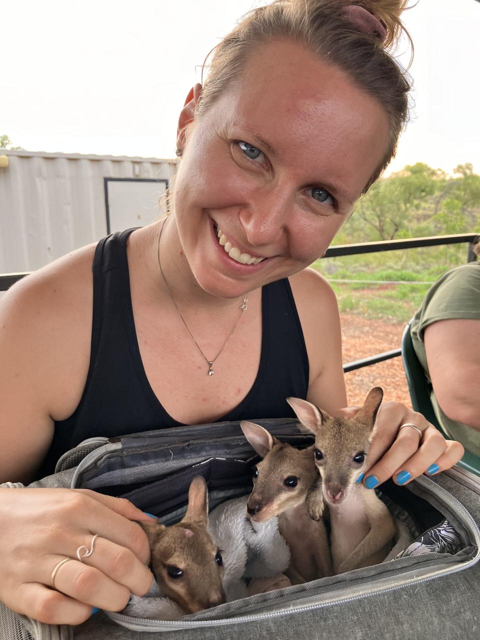 Juliane Boll mit Kängurubabys. - Copyright: Juliane Boll