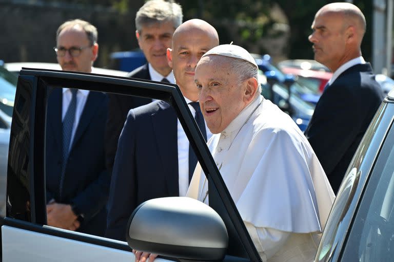 El papa Francisco, al regresar al Vaticano tras su intervención