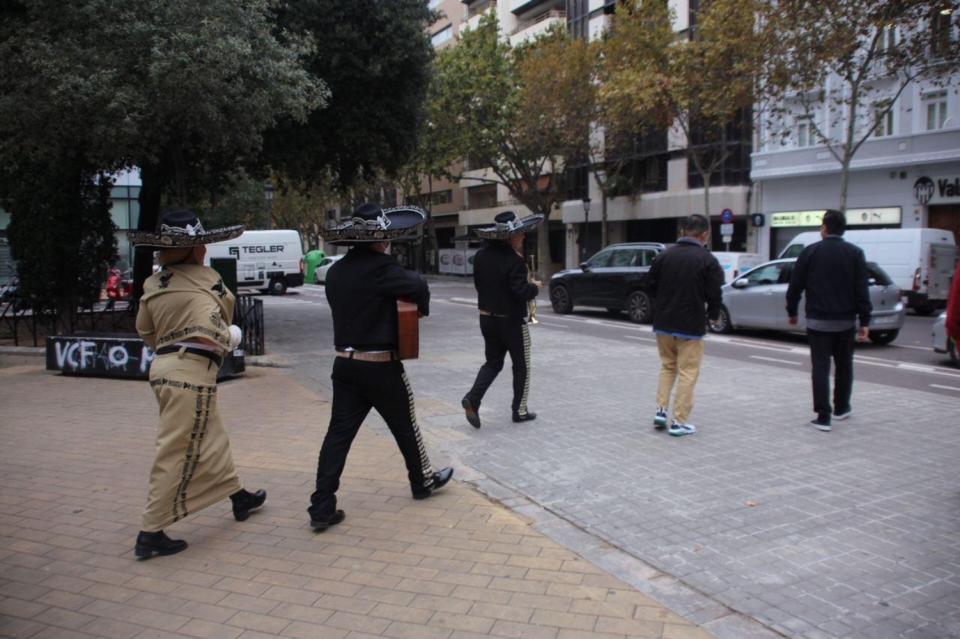 Los mariachis persiguiendo por la calle a directivos del Valencia. (Foto: Twitter / @LibertadVCF).