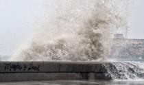 Unas olas rompen en La Habana el domingo 26 de agosto, a continuación del paso por Cuba de la tormenta tropical Isaac, que ahora se dirige a Florida, en el sureste de Estados Unidos. (AFP | Adalberto Roque)