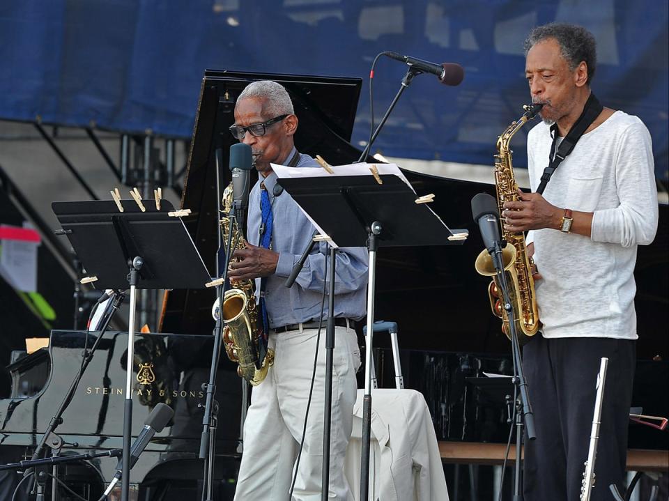 Threadgill (right) performing with fellow saxophonist Roscoe Mitchell at the Newport Jazz Festival, 2015 (AFP/Getty)