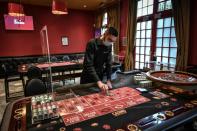 Pour respecter les protocoles sanitaires, les tables de jeu ont été espacées au casino de Forges-les-Eaux, le 10 janvier 2022 (AFP/STEPHANE DE SAKUTIN)