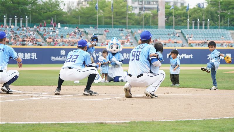 富邦悍將「小小世界」主題日，陳真、李宗賢、高國麟帶小孩開球。（圖／富邦悍將提供）