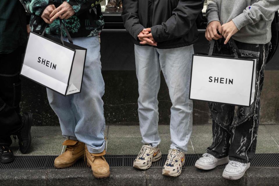 Clientes a la entrada del showroom de Shein en Tokio. Foto: UICHI YAMAZAKI/AFP via Getty Images