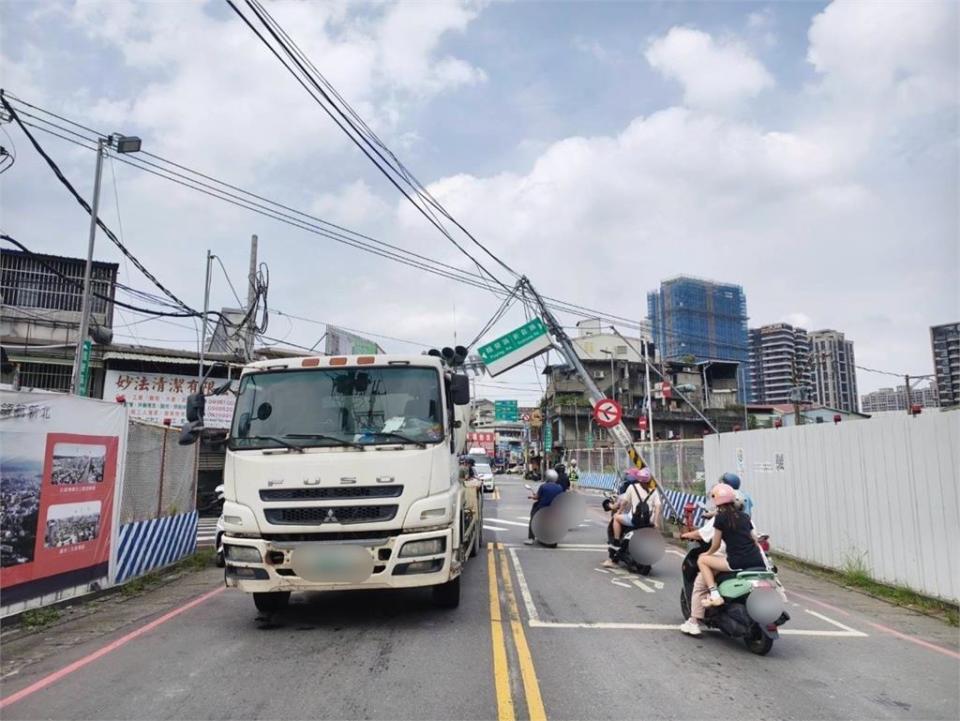 快新聞／水泥車違規駛禁行路段勾電線　「號誌傾斜」驚悚畫面鋪曝