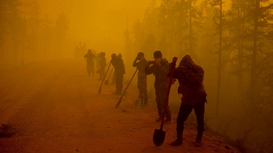 Freiwillige Helfer machen am Ort eines Waldbrands im Gebiet Gorny Ulus westlich von Jakutsk eine Pause.