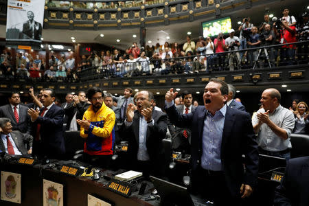 Tomas Guanipa (front, R), deputy of the Venezuelan coalition of opposition parties (MUD), shouts slogans during a session of the National Assembly in Caracas, Venezuela April 5, 2017. REUTERS/Carlos Garcia Rawlins