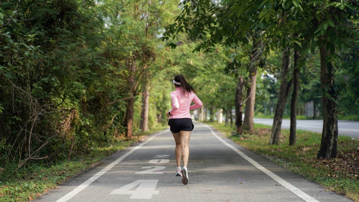  Woman running. 