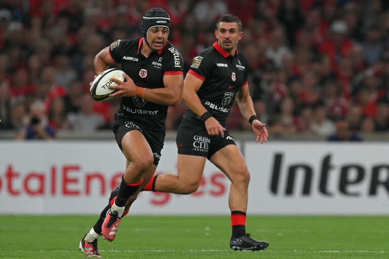 Santiago Chocobares ataca en la final en la que Stade Toulousain arroló a Bordeaux Bègles en Marseille y logró el Top 14, en su 23ª conquista de la liga de Francia.