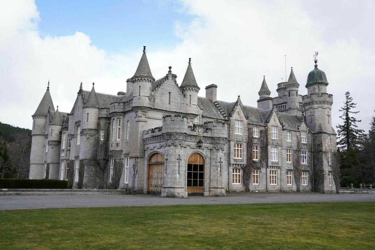 Du 1er juillet au 4 août, quatre groupes de visiteurs composés de dix personnes chacun auront quotidiennement accès à l’intérieur du château de Balmoral, en Écosse.  - Credit:PA Photos/ABACA