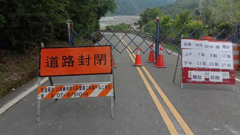 明霸克露橋在下午1點半進行預警性封閉。（圖／公路總局提供）