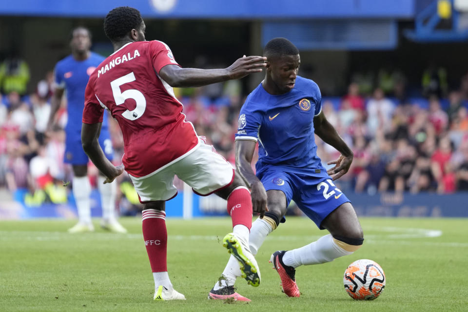 El volante ecuatoriano Moisés Caicedo (izquierda) pugna el balón con Orel Mangala de Nottingham Forest en el partido de la Liga Premier, el sábado 2 de septiembre de 2023, en Londres. (AP Foto/Kirsty Wigglesworth)