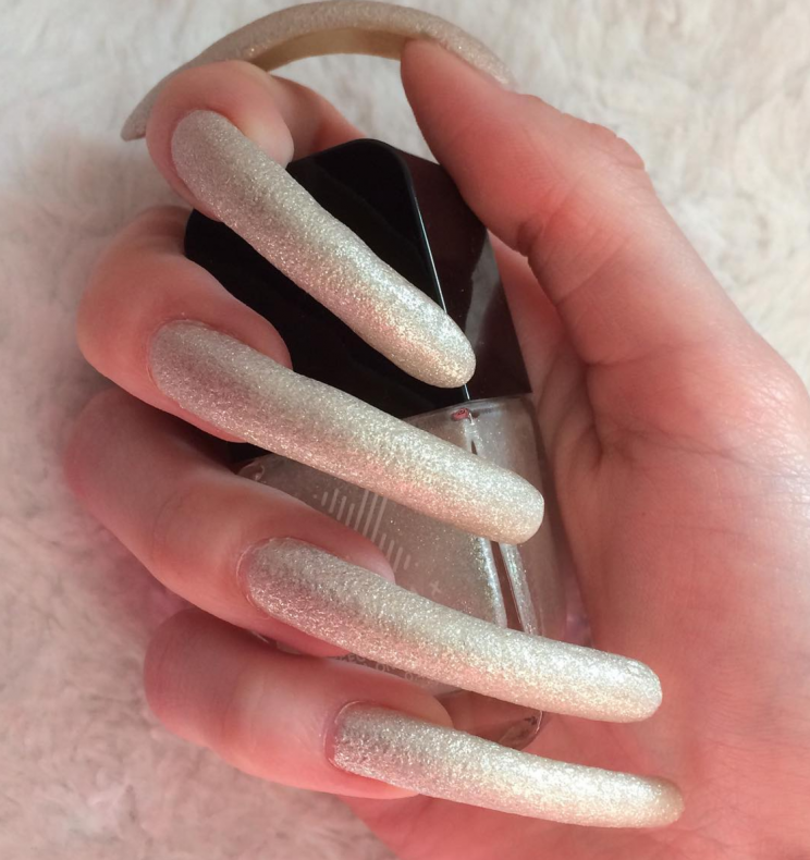 <i>It takes her three hours to paint her talons [Photo: Instagram/simone_christina_]</i>