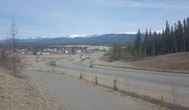 Hamilton Boulevard in Whitehorse, looking east toward the Alaska Highway intersection. (Paul Tukker/CBC - image credit)