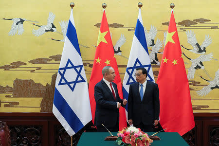 Chinese Premier Li Keqiang (R) with Israel Prime Minister Benjamin Netanyahu (L) attend a signing ceremony at the Great Hall of the People in Beijing, China March 20, 2017. REUTERS/Lintao Zhang/Pool