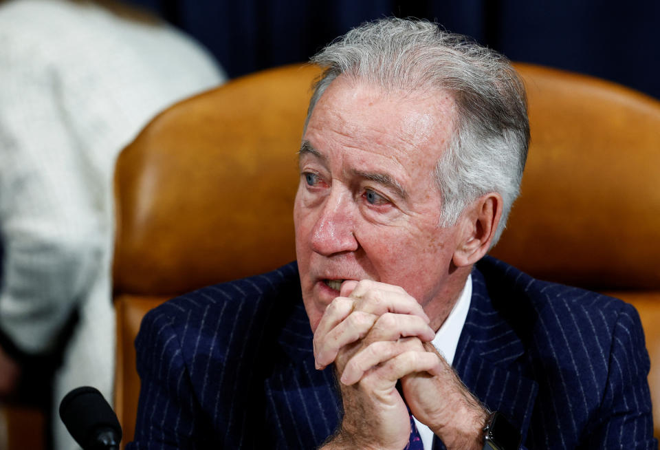 Il presidente del comitato House Ways and Means, Rep. Richard Neal (D-MA), presiede durante una riunione del comitato House Ways and Means per discutere le dichiarazioni dei redditi dell'ex presidente Donald Trump a Capitol Hill a Washington, Stati Uniti, il 20 dicembre 2022. REUTERS/Evelyn Hockstein