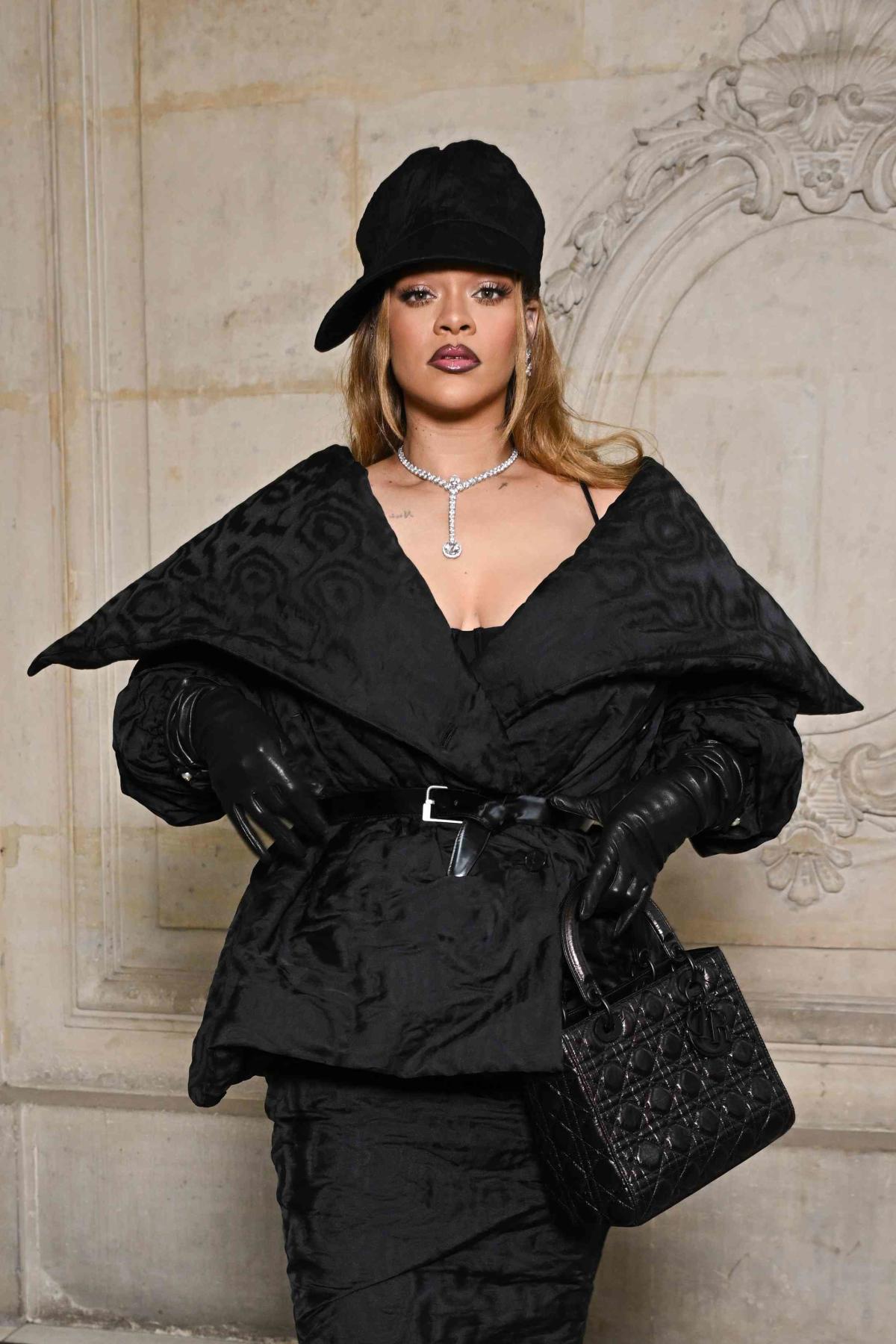 Rihanna Wears Black Sports Bra and Sweats In More Casual Late Maternity  Style - Yahoo Sports